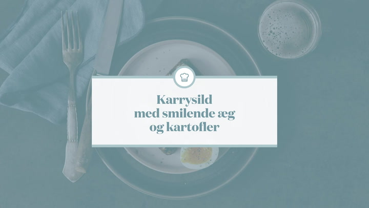 Karrysild med smilende æg og kartofler
