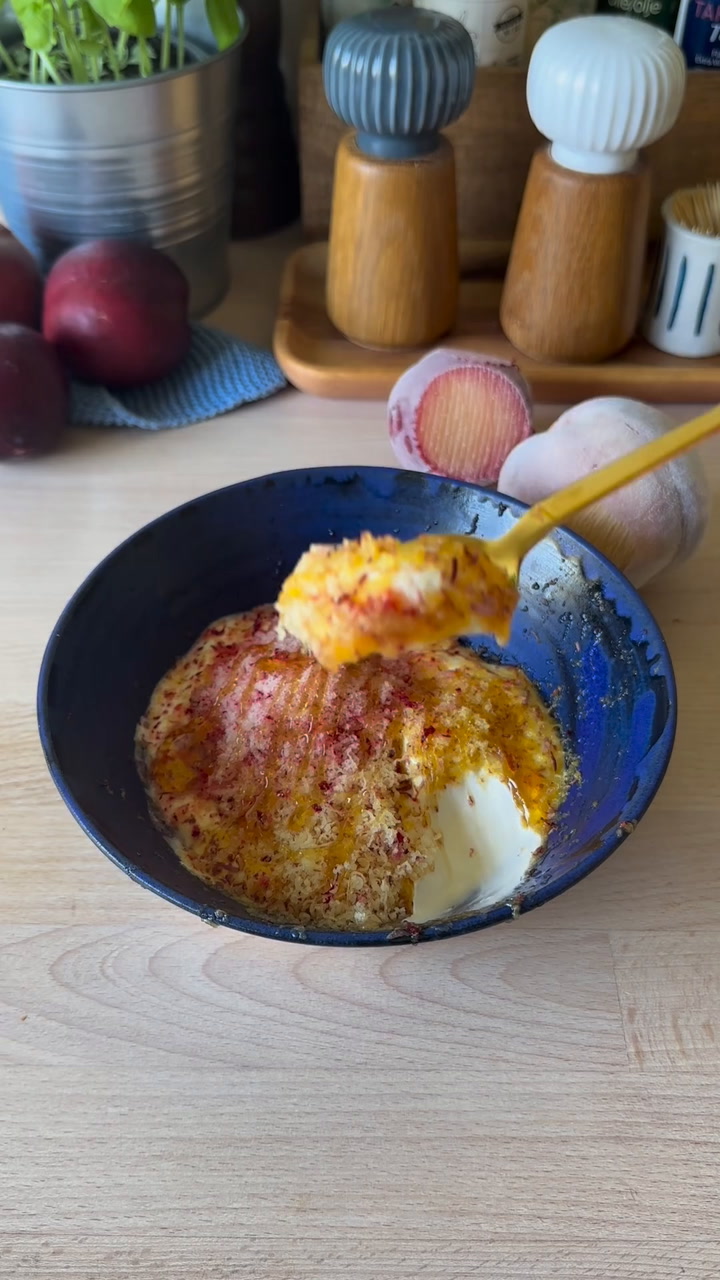 Frosne stenfrugter på yoghurt