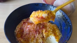 Frosne stenfrugter på yoghurt