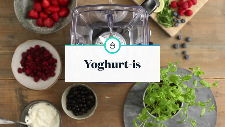 Yoghurtis med bær og chokoladesauce