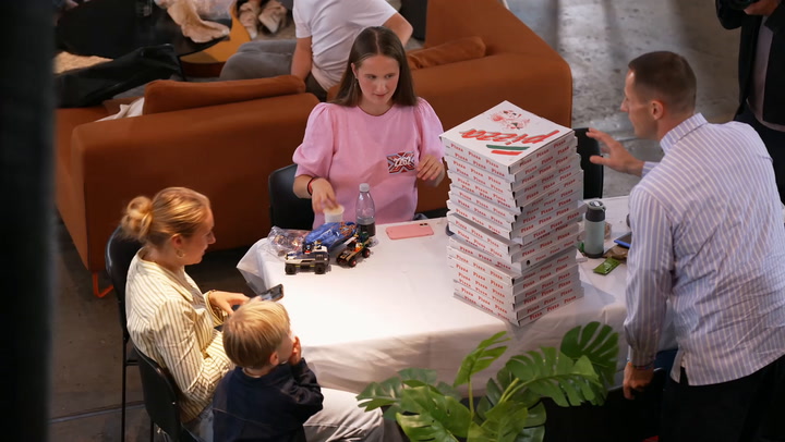 Se klippet: Benjamin Hav overrasker med pizza 