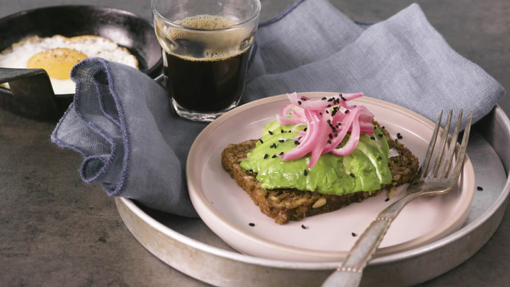 Avocadomad med spejlæg og syltede rødløg
